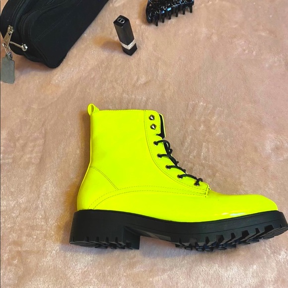 Boots - Picture 3 of 6